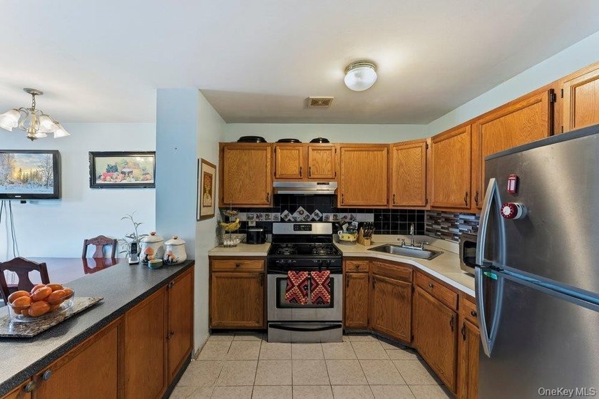 Welcome to 129-15 Sidway Place! A well-maintained attached brick - photo 20