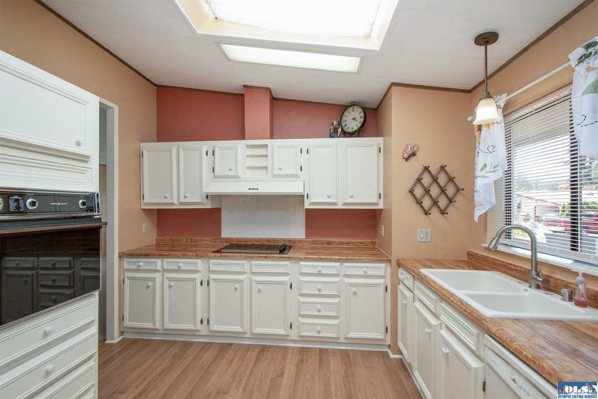 Outstanding, sunny location in Parkwood! This home is situated - photo 23