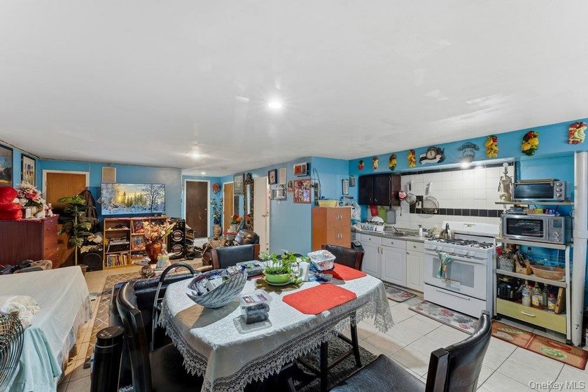 Welcome to 129-15 Sidway Place! A well-maintained attached brick - photo 26
