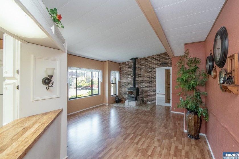 Outstanding, sunny location in Parkwood! This home is situated - photo 26