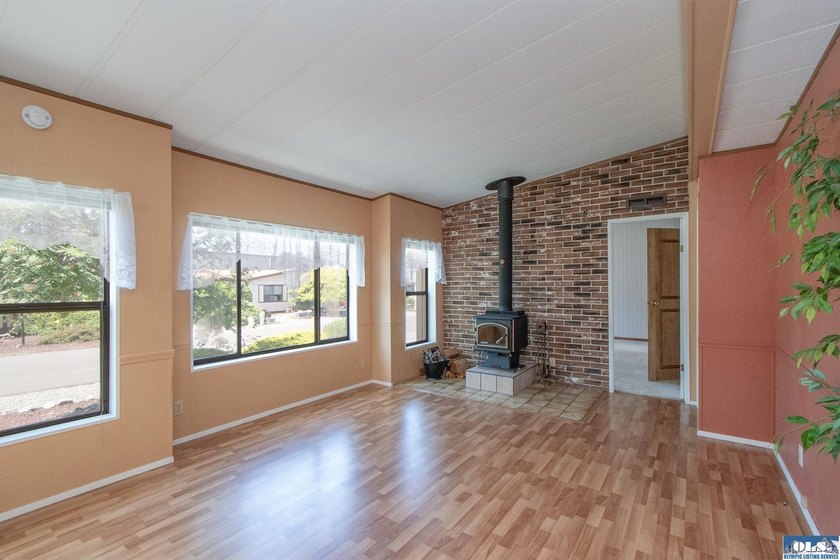 Outstanding, sunny location in Parkwood! This home is situated - photo 27