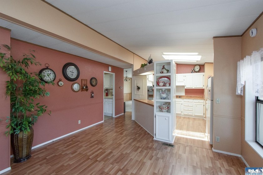 Outstanding, sunny location in Parkwood! This home is situated - photo 29