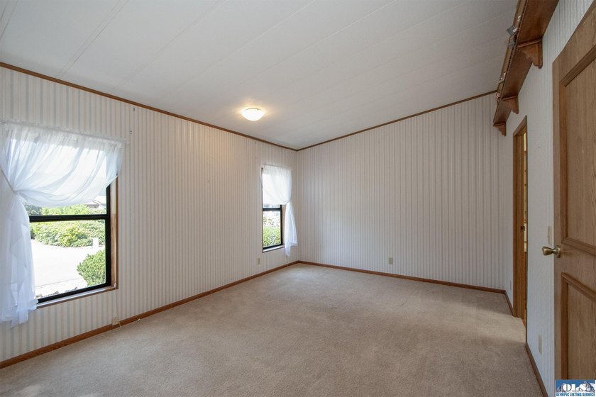 Outstanding, sunny location in Parkwood! This home is situated - photo 30