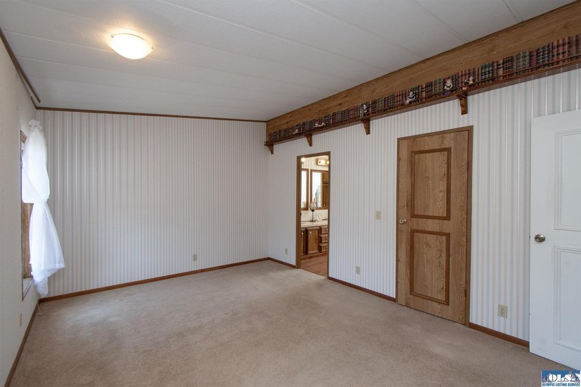 Outstanding, sunny location in Parkwood! This home is situated - photo 31