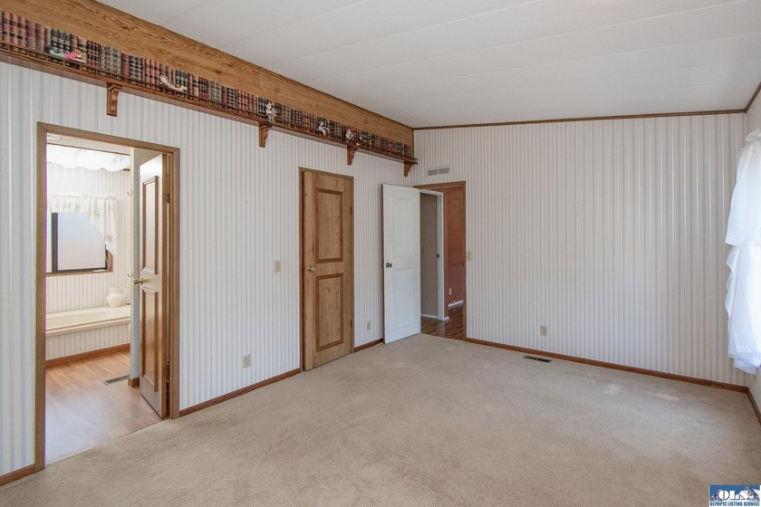 Outstanding, sunny location in Parkwood! This home is situated - photo 32