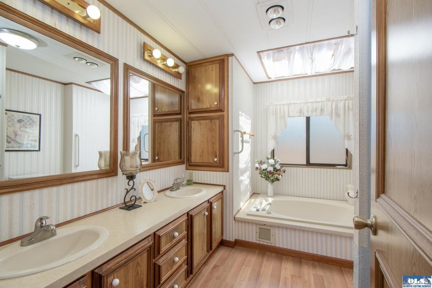 Outstanding, sunny location in Parkwood! This home is situated - photo 33