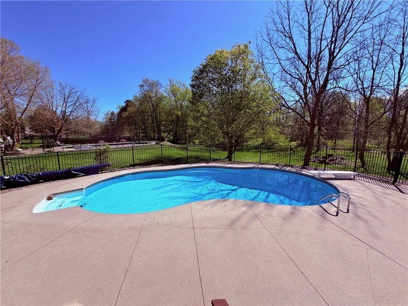 Spacious 4-bedroom, 2.5-bath home featuring a dramatic 2-story - photo 34