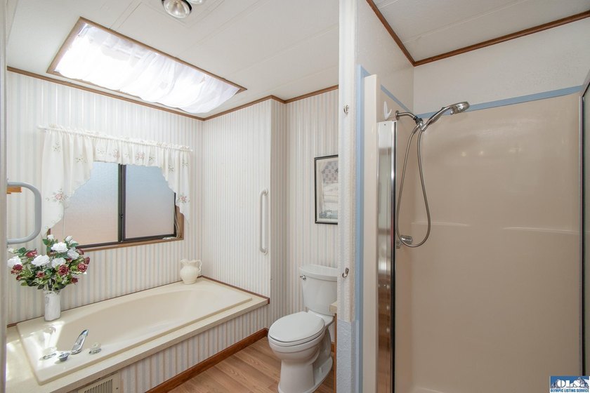 Outstanding, sunny location in Parkwood! This home is situated - photo 34