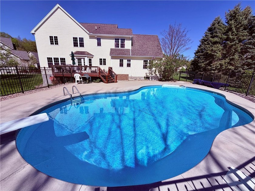 Spacious 4-bedroom, 2.5-bath home featuring a dramatic 2-story - photo 35