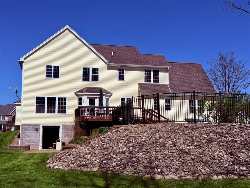 Spacious 4-bedroom, 2.5-bath home featuring a dramatic 2-story - photo 37