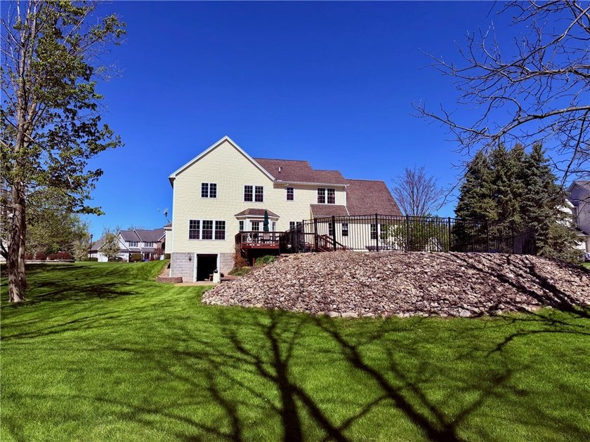 Spacious 4-bedroom, 2.5-bath home featuring a dramatic 2-story - photo 38