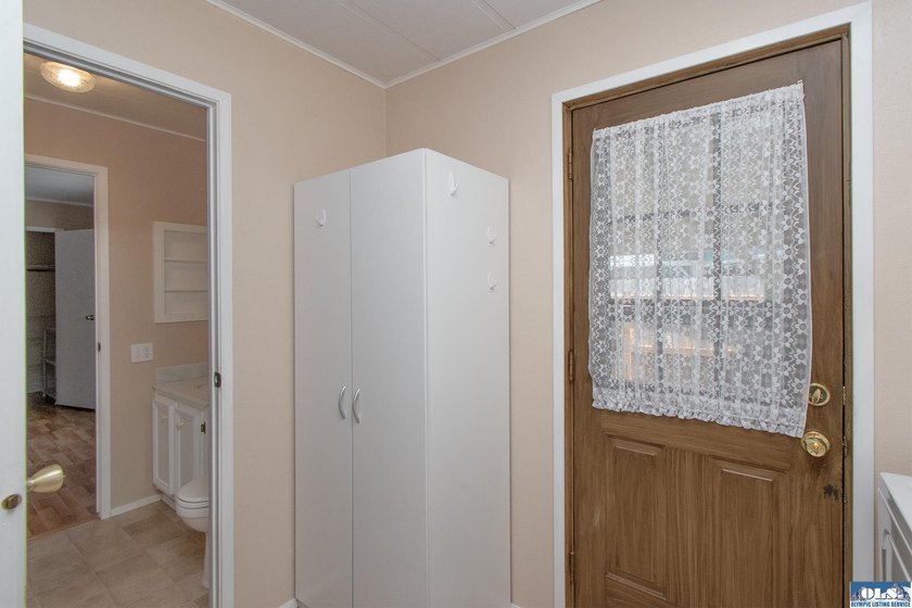 Outstanding, sunny location in Parkwood! This home is situated - photo 49
