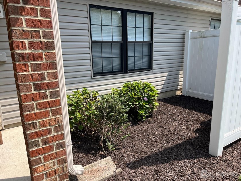 Highly Sought After Yardley Model. 2 Bedrooms, Huge Living Room - photo 3