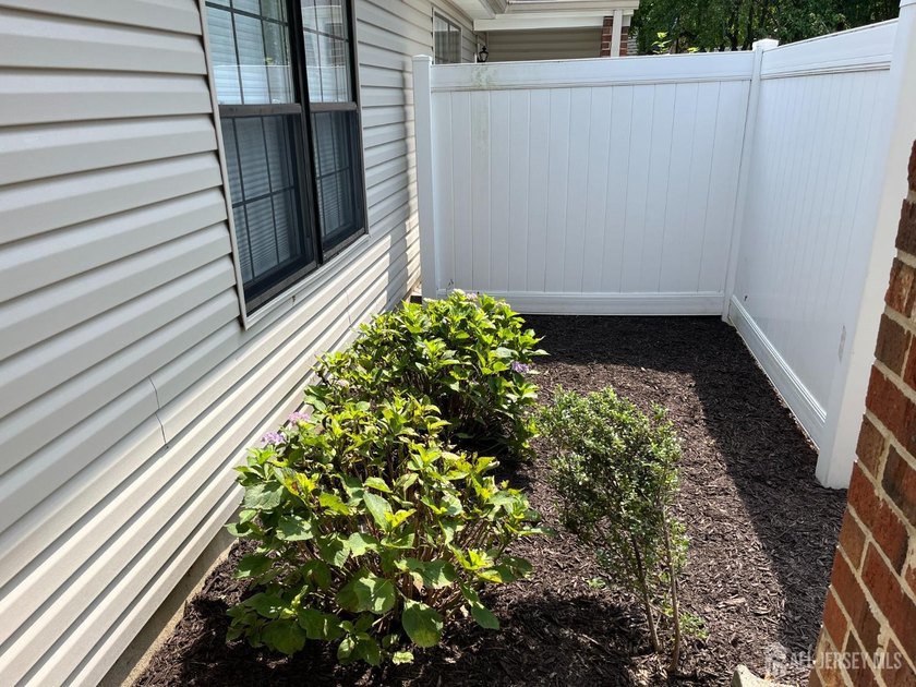 Highly Sought After Yardley Model. 2 Bedrooms, Huge Living Room - photo 4