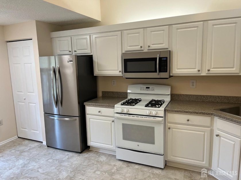 Highly Sought After Yardley Model. 2 Bedrooms, Huge Living Room - photo 8