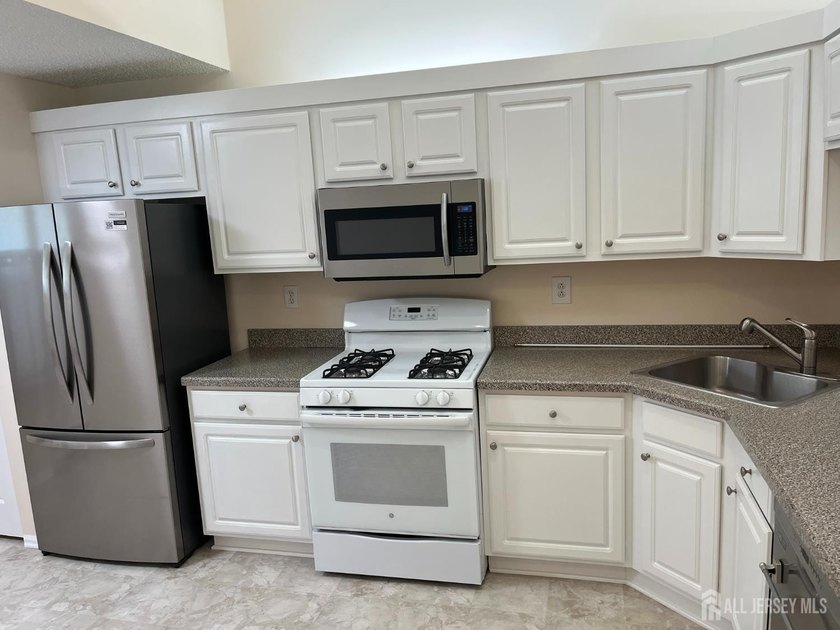 Highly Sought After Yardley Model. 2 Bedrooms, Huge Living Room - photo 9
