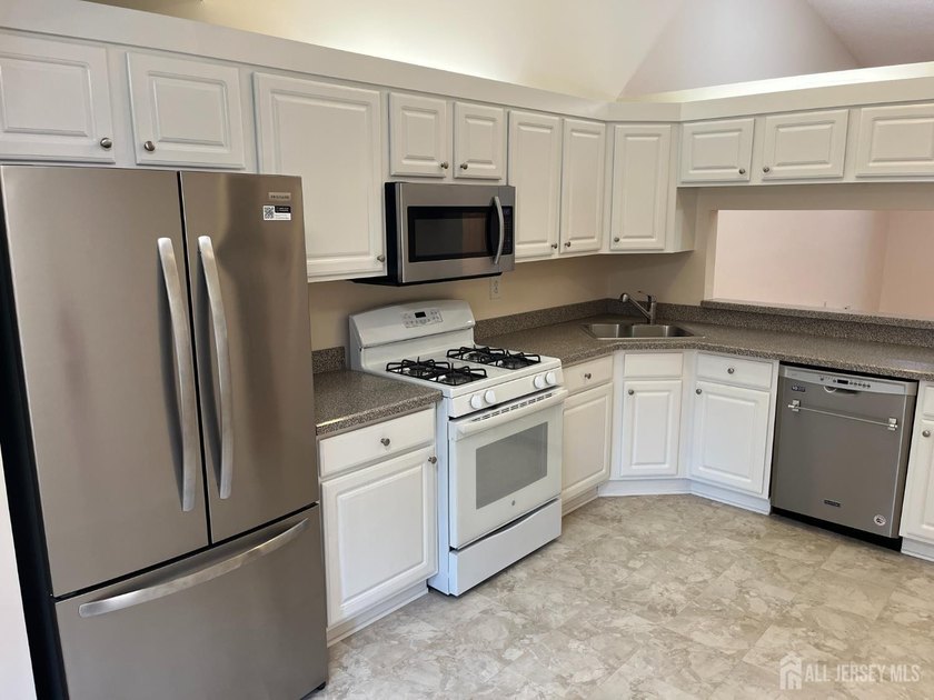 Highly Sought After Yardley Model. 2 Bedrooms, Huge Living Room - photo 10