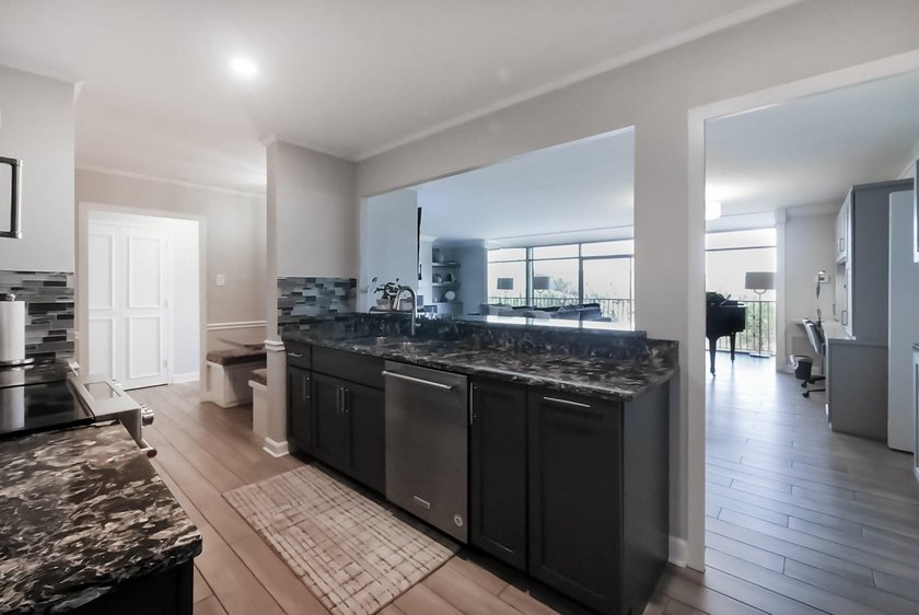 Spectacular Riverview 9th floor condo with panoramic views of - photo 22