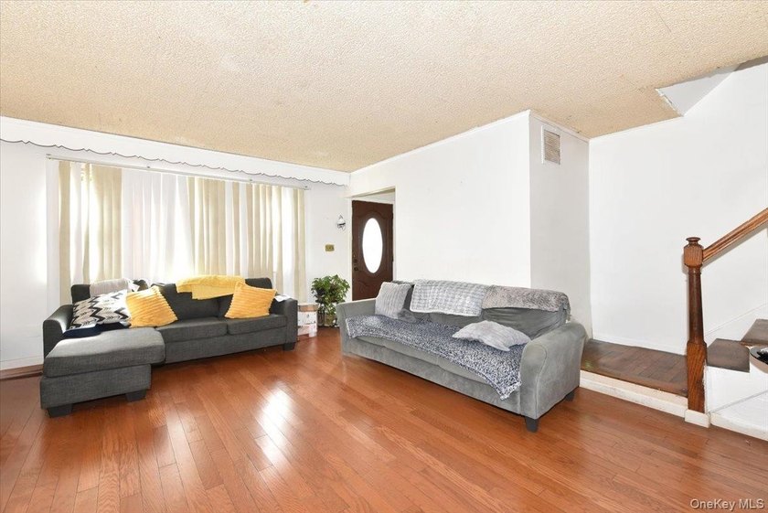 Welcome to this well-maintained 3-bedroom, 2.5-bathroom home in - photo 3