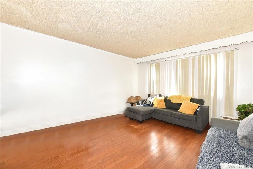 Welcome to this well-maintained 3-bedroom, 2.5-bathroom home in - photo 4