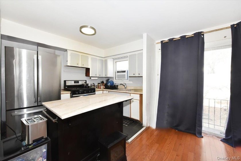 Welcome to this well-maintained 3-bedroom, 2.5-bathroom home in - photo 7