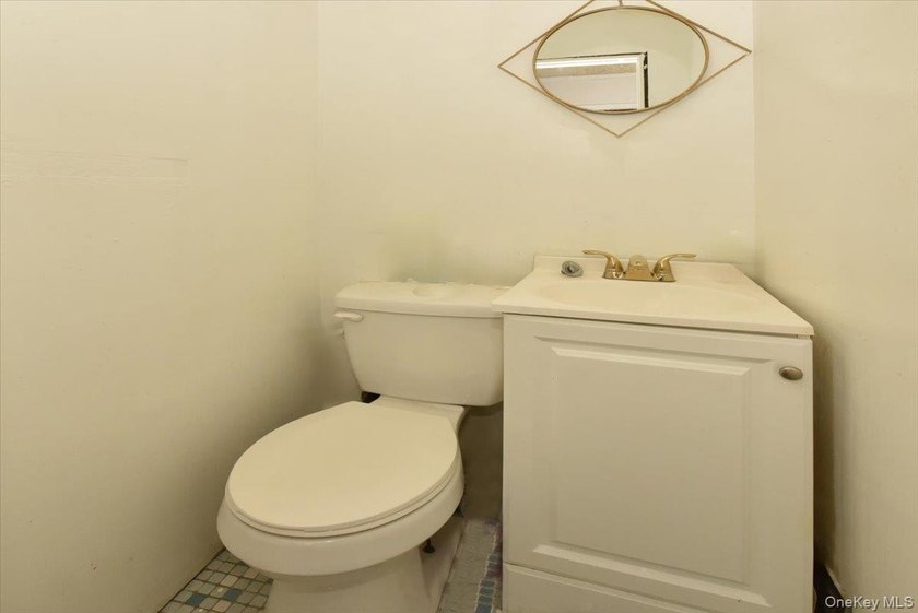 Welcome to this well-maintained 3-bedroom, 2.5-bathroom home in - photo 8