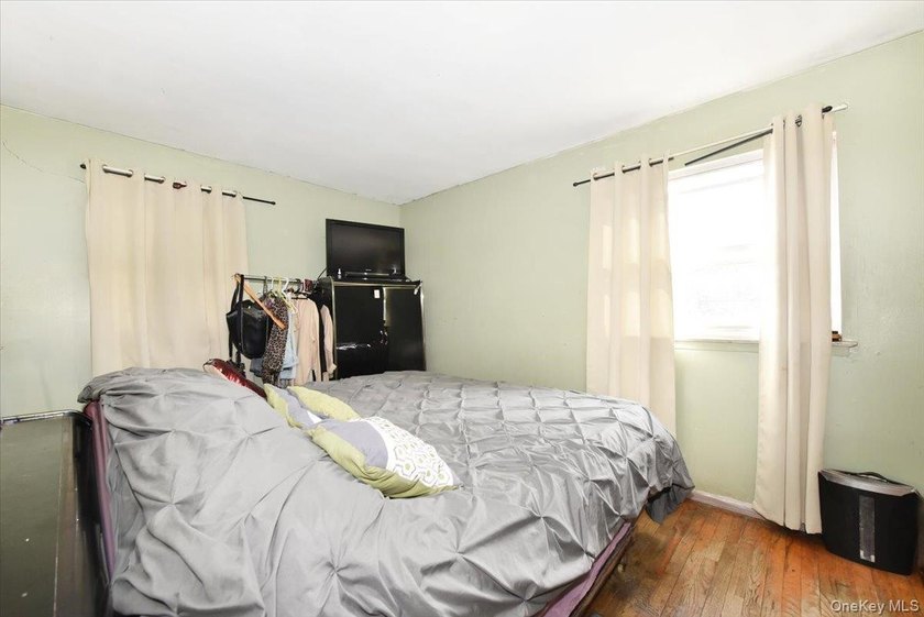 Welcome to this well-maintained 3-bedroom, 2.5-bathroom home in - photo 9
