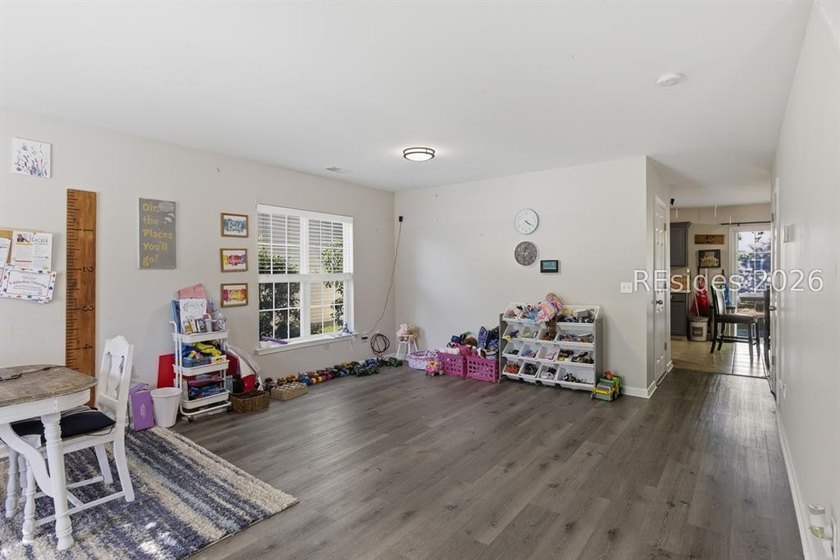 Welcome to this 4-bed, 2.5-bath with a great family floorplan - photo 2