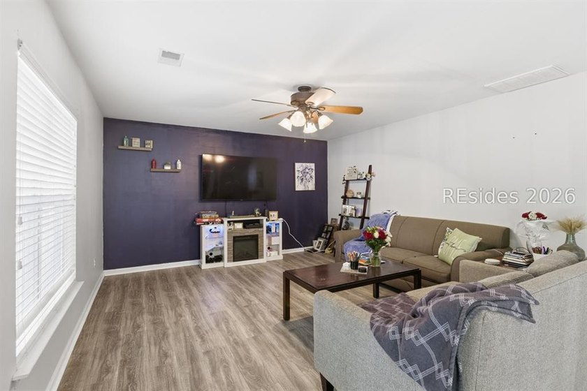 Welcome to this 4-bed, 2.5-bath with a great family floorplan - photo 6