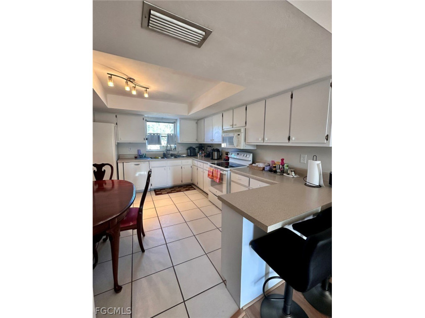 Welcome to Lochmoor on the Green! This well maintained 2-bedroom - photo 8