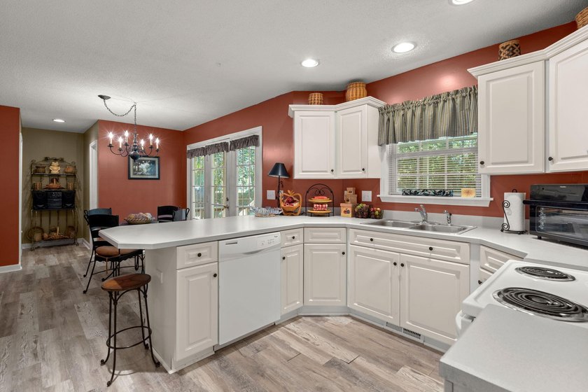 Nestled on a beautiful lot in the established Shadowmoss - photo 15