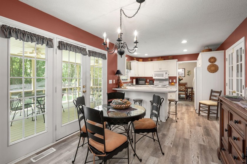 Nestled on a beautiful lot in the established Shadowmoss - photo 19