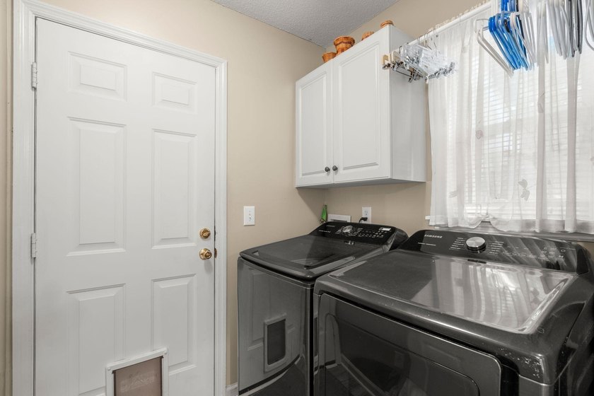 Nestled on a beautiful lot in the established Shadowmoss - photo 20