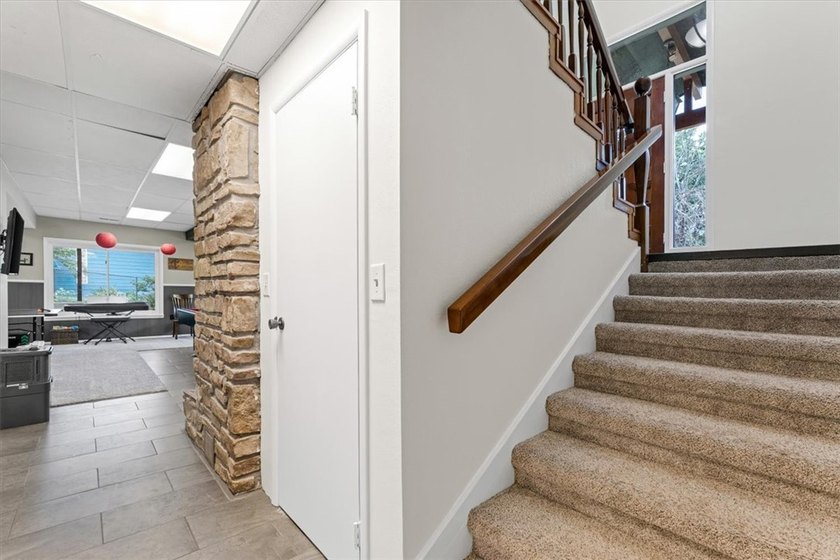 Beautiful home on 2 Acres in the Heart of Town - Near Lake - photo 30