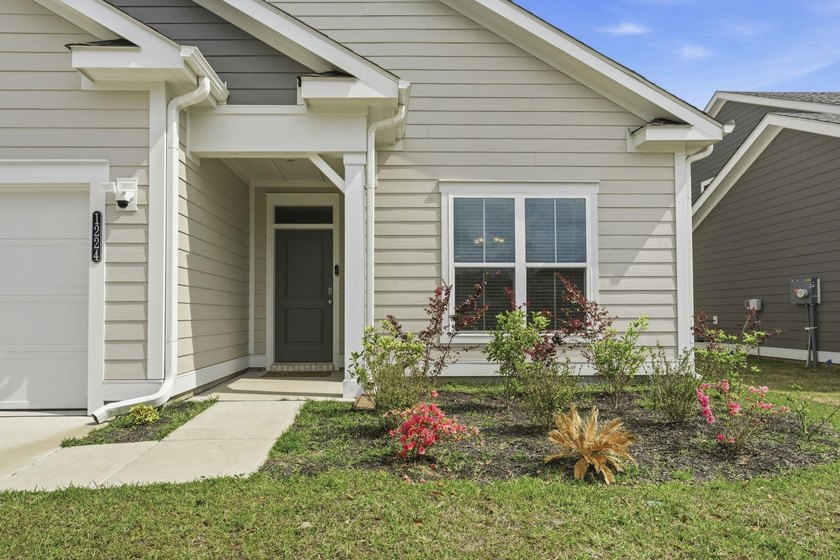 This popular Beazer Hickory model, built in April 2025, offers a - photo 2