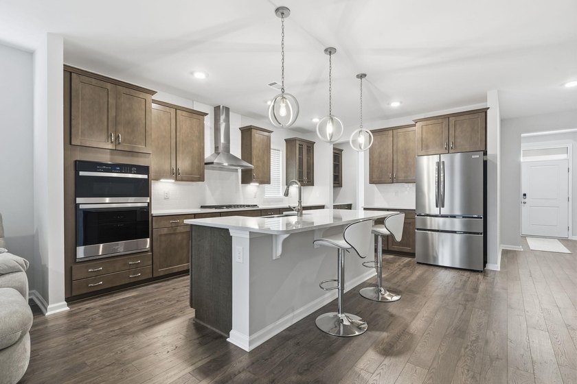 This popular Beazer Hickory model, built in April 2025, offers a - photo 3