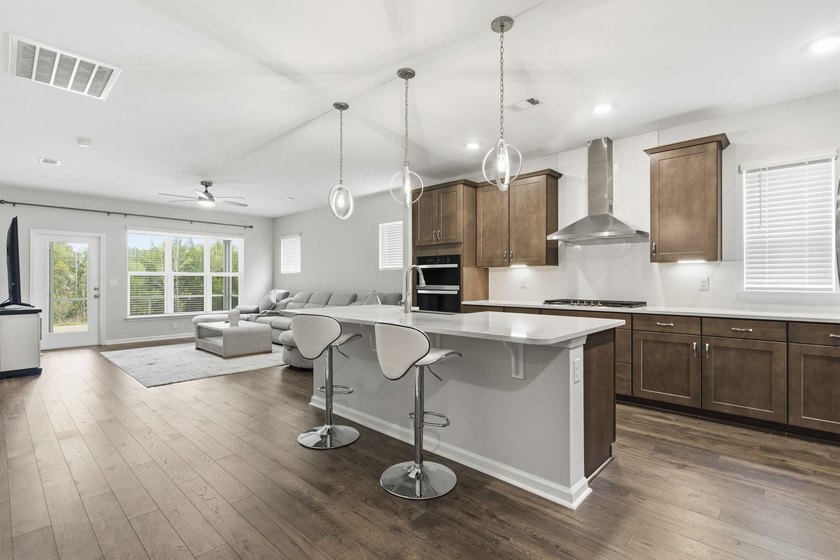 This popular Beazer Hickory model, built in April 2025, offers a - photo 4
