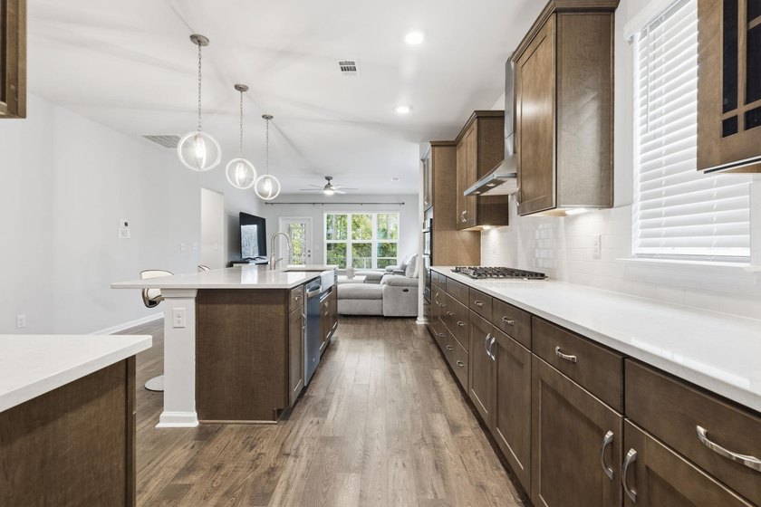 This popular Beazer Hickory model, built in April 2025, offers a - photo 6