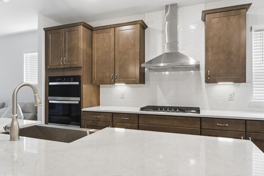 This popular Beazer Hickory model, built in April 2025, offers a - photo 7