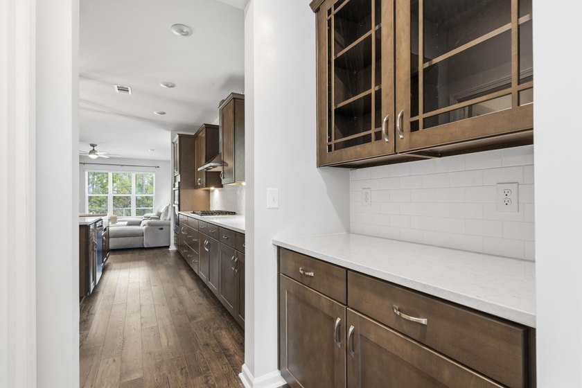 This popular Beazer Hickory model, built in April 2025, offers a - photo 8