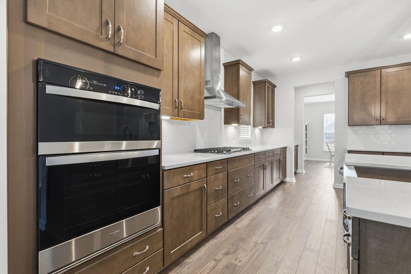 This popular Beazer Hickory model, built in April 2025, offers a - photo 10