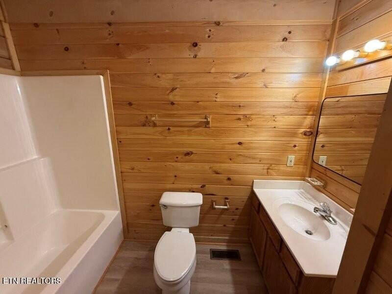 Renovated and ready to move in condition! Cozy cabin offers - photo 11