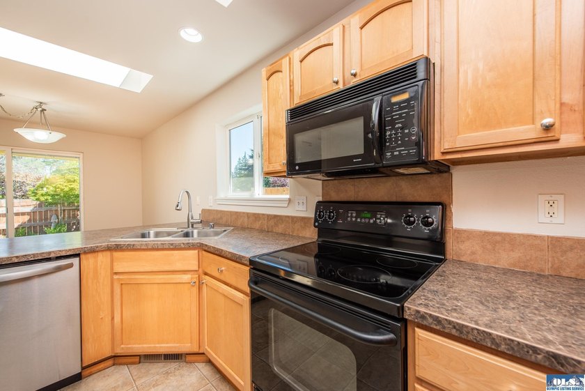 Beautiful one owner home in Sun Meadows located just east of - photo 11