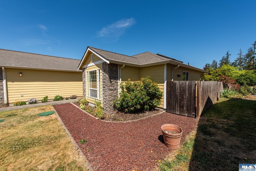 Beautiful one owner home in Sun Meadows located just east of - photo 34