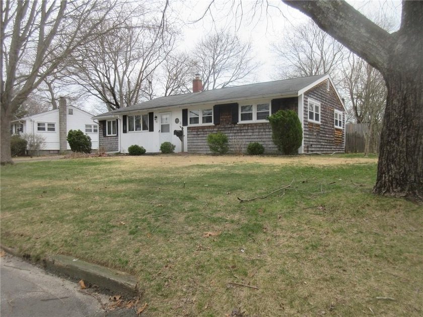 Warwick- * Buttonwoods * - 6 room ranch, 3 bedrooms, living room - photo 3
