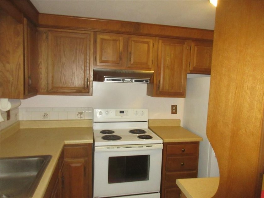 Warwick- * Buttonwoods * - 6 room ranch, 3 bedrooms, living room - photo 7