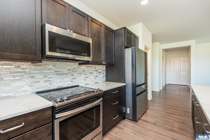 Enjoy easy living in this beautifully appointed 3 bedroom, 2 - photo 12