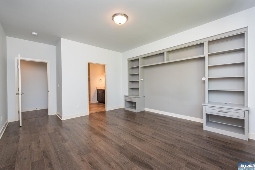 Enjoy easy living in this beautifully appointed 3 bedroom, 2 - photo 17