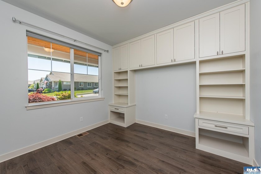 Enjoy easy living in this beautifully appointed 3 bedroom, 2 - photo 21