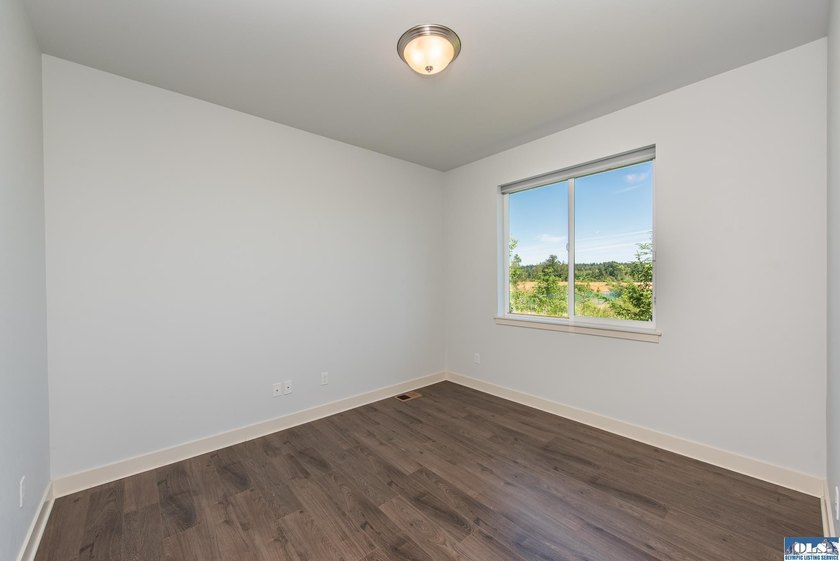 Enjoy easy living in this beautifully appointed 3 bedroom, 2 - photo 25